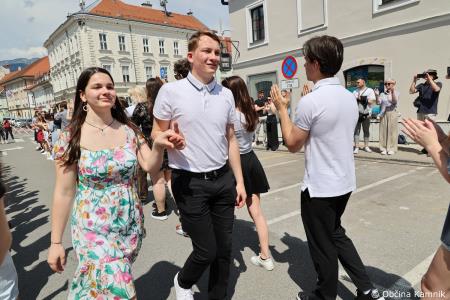 Kamnik danes v znamenju maturantske četvorke, v kateri je zaplesalo preko 200 maturantk in maturantov (38)